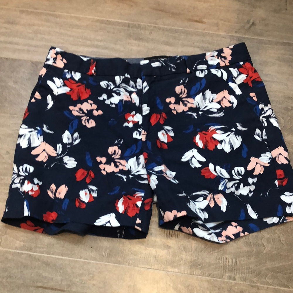 Banana Republic 5” chino shorts size 8